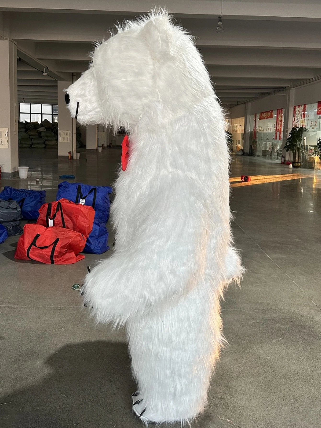 巨大な白いホッキョクグマの着ぐるみ。笑顔の表情で、毛皮のよう - Suits のレビューと価格
